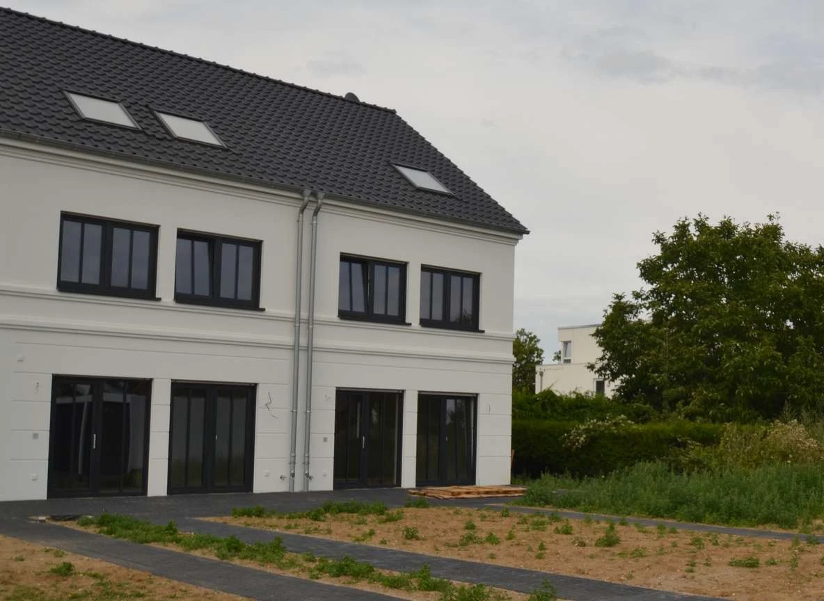 Modernes Neubau-Doppelhaus — schlüsselfertig