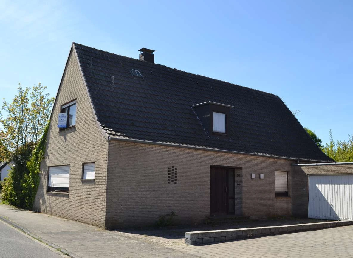 Sanierungsobjekt Freistehendes Zweifamilienhaus mit Garage